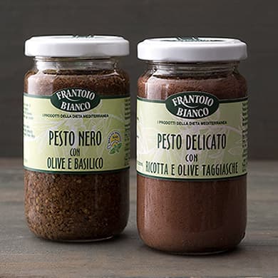 italienische pesto mit Basilikum und schwarzen Oliven